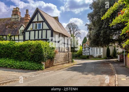 Blick auf die Straße in Harvington, Evesham, Worcestershire, England. Stockfoto