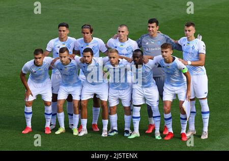 Kiew, Ukraine - 14. September 2021: FC Dynamo Kiew U19 Spieler posieren für ein Gruppenfoto vor dem UEFA Youth League Spiel gegen Benfica U19 im Valeriy Lobanovskiy Stadion in Kiew, Ukraine Stockfoto