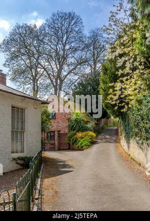 Blick auf die Straße in Harvington, Evesham, Worcestershire, England. Stockfoto