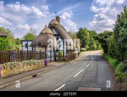 Blick auf die Straße in Harvington, Evesham, Worcestershire, England. Stockfoto