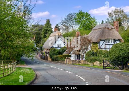 Blick auf die Straße in Harvington, Evesham, Worcestershire, England. Stockfoto