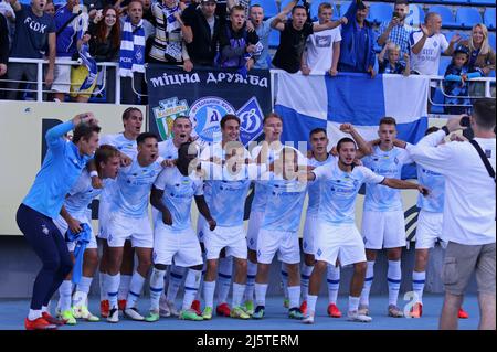 Kiew, Ukraine - 14. September 2021: U19 Spieler des FC Dynamo Kiew feiern nach dem Gewinn des UEFA-Jugendliga-Spiels gegen Benfica U19 im Valeriy Lobanovskiy-Stadion in Kiew, Ukraine Stockfoto