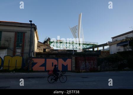 Urbane Szene auf der Via Chieti, mit der Ponte Ennio Flaiano im Hintergrund, Pescara, Abruzzen, Italien, April 2022 Stockfoto