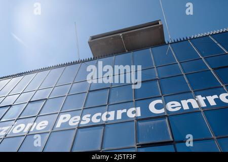 Pescara Centrale Bahnhof (außen), erbaut 1987, Pescara, Abruzzen, Italien, April 2022 Stockfoto