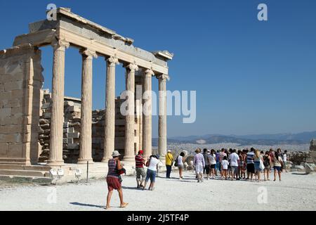 ATHEN, GRIECHENLAND - 29. JUNI: Touristen in der berühmten Altstadt Akropolis Erechtheion Tempel am 29. Juni 2012 in Athen, Griechenland. Der Bau begann 447 v. Chr. im athenischen Reich. Es wurde 438 v. Chr. fertiggestellt. Stockfoto