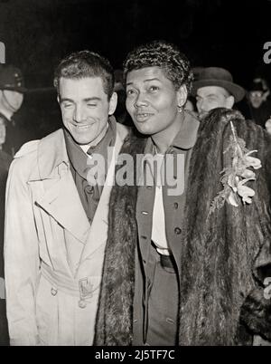 Schlagzeuger Louis Bellson Jr. und Sängerin Pearl Bailey nach ihrer Hochzeitszeremonie in London. 19. November 1952. Bild aus einem negativen 4 x 5-Zoll-Kopiervorgang. Stockfoto