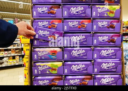 Milka-Schokoladen-Bars in einem Supermarkt. Stockfoto