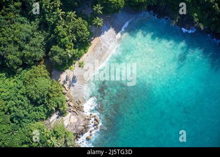 Drohne Sichtfeld der geheimen Bucht mit türkisblauem Wasser treffen den Wald auf der abgeschiedenen Insel Mahe, Seychellen. Stockfoto