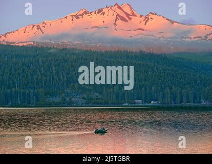 Angeln am Odell Lake unterhalb der Diamond Peak Wilderness, Cascade Range, Oregon Stockfoto