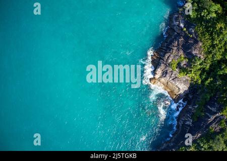 Drohne Sichtfeld der geheimen Bucht mit türkisblauem Wasser treffen den Wald auf der abgeschiedenen Insel Mahe, Seychellen. Stockfoto