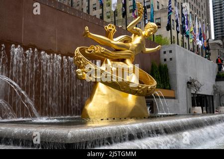 Die ikonische Statue des Prometheus befindet sich im Rockefeller Center Plaza, New York City, USA 2022 Stockfoto