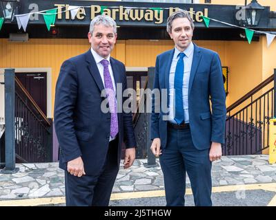 Dunmanway, West Cork, Irland. 25. April 2022. Minister Simon Harris, TD, leitete heute Abend die Cork South West Fine Gael AGM, die erste persönliche Hauptversammlung der Organisation seit mehr als zwei Jahren. Senator Tim Lombard nahm ebenfalls an dem Treffen Teil. Quelle: AG News/Alamy Live News Stockfoto