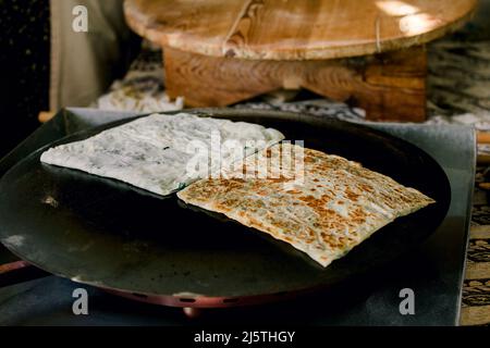 Eine Frau, die in Antalya, Türkei, Pfannkuchen macht Stockfoto