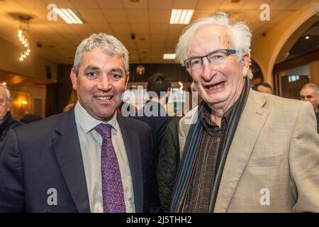 Dunmanway, West Cork, Irland. 25. April 2022. Minister Simon Harris, TD, leitete heute Abend die Cork South West Fine Gael AGM, die erste persönliche Hauptversammlung der Organisation seit mehr als zwei Jahren. Zusätzlich zur Hauptversammlung wetteifern 16 Kandidaten um die Besetzung von 8 Stellen im Wahlkreis, darunter Vizevorsitzender und Sekretär. Senator Tim Lombard nahm an dem Treffen Teil und ist mit Jim O'Keeffe, dem ehemaligen Fine Gael TD, im Gespräch. Quelle: AG News/Alamy Live News Stockfoto