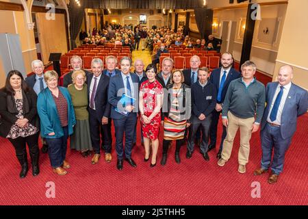 Dunmanway, West Cork, Irland. 25. April 2022. Minister Simon Harris, TD, leitete heute Abend die Cork South West Fine Gael AGM, die erste persönliche Hauptversammlung der Organisation seit mehr als zwei Jahren. Zusätzlich zur Hauptversammlung wetteifern 16 Kandidaten um die Besetzung von 8 Stellen im Wahlkreis, darunter Vizevorsitzender und Sekretär. Quelle: AG News/Alamy Live News Stockfoto