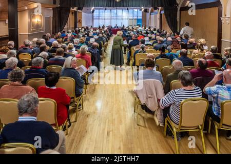 Dunmanway, West Cork, Irland. 25. April 2022. Minister Simon Harris, TD, leitete heute Abend die Cork South West Fine Gael AGM, die erste persönliche Hauptversammlung der Organisation seit mehr als zwei Jahren. Zusätzlich zur Hauptversammlung wetteifern 16 Kandidaten um die Besetzung von 8 Stellen im Wahlkreis, darunter Vizevorsitzender und Sekretär. Es gab eine große Teilnahme an dem Treffen. Quelle: AG News/Alamy Live News Stockfoto