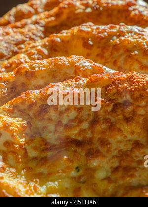 Die gekrönten Käse Khachapuri Megreian, georgische Küche, auf dem Ladenregal, heiß und lecker Stockfoto