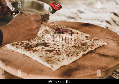 Frauenhände Rollen Teig für Pfannkuchen in Antalya, Türkei Stockfoto