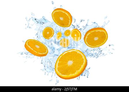 Sammlung von frischem Orange mit spritzendem klarem Wasser auf weißem Hintergrund. Selektiver Fokus Stockfoto