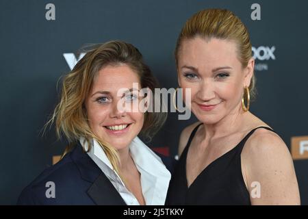 München. 25. April 2022. Von links: Felicitas Woll (Schauspielerin), Lisa Maria Potthoff (Schauspielerin) Filmpremiere HERZOGPARK am 25.. April 2022 in München. Kredit: dpa/Alamy Live Nachrichten Stockfoto