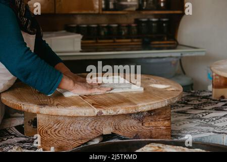 Den gekochten Pfannkuchen für den Service vorbereiten, indem er in der Türkei von Antalya geschnitten wird Stockfoto