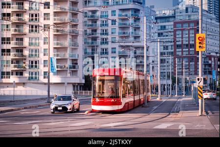 Toronto, Kanada - 08 03 2018: Eine neue TTC-Straßenbahn von Bombardier vor Wohnhochhäusern in der Queens Quay West Street Stockfoto