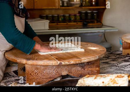 Den gekochten Pfannkuchen für den Service vorbereiten, indem er in der Türkei von Antalya geschnitten wird Stockfoto