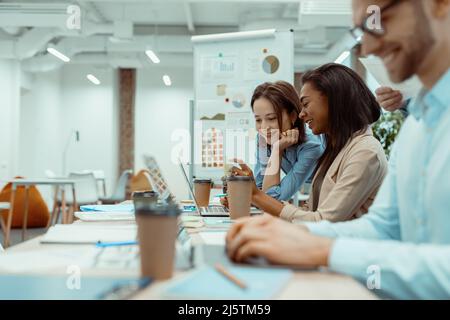 Kreatives Geschäftsteam mit Laptop im Büro Stockfoto