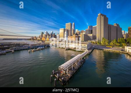 Skyline und Ferry Building in San Francisco Luftbild Blick über die San Francisco Bay, Kalifornien, USA Stockfoto