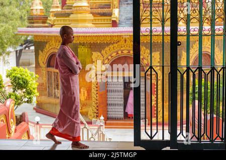 Anfänger Nonnen am Eingang des Buddha Schrein. Sakyadhita Thilashin Nonnenkloster Schule, Sagaing, in der Nähe von Mandalay, Myanmar (Birma) Stockfoto