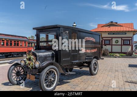 Strasburg, PA, USA - April 20,2022: Vintage Ford Truck am Bahnhof Strasburg Rail Road. Stockfoto