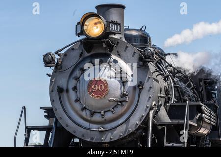 Strasburg, PA, USA - April 20,2022: Eine Dampflokomotive der Strasburg Rail Road kommt am Bahnhof in Lancaster County, PA an. Stockfoto