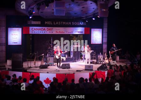 Toronto, Kanada - 07 01 2018: Helle und farbenfrohe Musikshow zum Canada Day 2018 auf der Bühne des Mel Lastman Square in North York Stockfoto