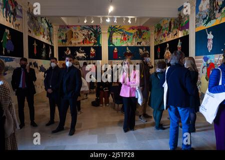 VENEDIG, ITALIEN - 20. April: Besucher des Polnischen Pavillons. Der Titel des Projekts lautet: Re-Enchanting the World von der Künstlerin Małgorzata Mirga-Tas Stockfoto