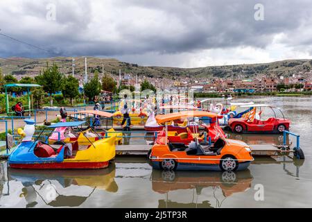 Bunte Pedalo-Boote Auf Dem Titicacasee, Puno, Provinz Puno, Peru. Stockfoto