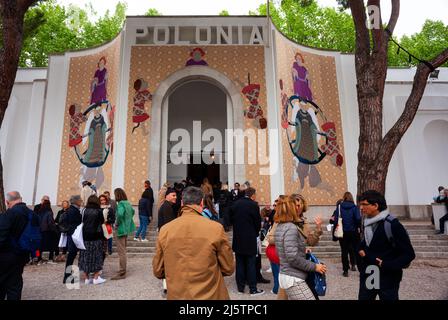 VENEDIG, ITALIEN - 20. April: Besucher des Polnischen Pavillons. Der Titel des Projekts lautet: Re-Enchanting the World von der Künstlerin Małgorzata Mirga-Tas Stockfoto