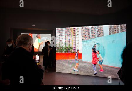 VENEDIG, ITALIEN - April 20: Blick auf die Videoinstallation des belgischen Künstlers Francis Alys, inspiriert von den Kinderspielen von Bruegel am 20. April 2022 Stockfoto