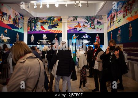 VENEDIG, ITALIEN - 20. April: Besucher des Polnischen Pavillons. Der Titel des Projekts lautet: Re-Enchanting the World von der Künstlerin Małgorzata Mirga-Tas Stockfoto