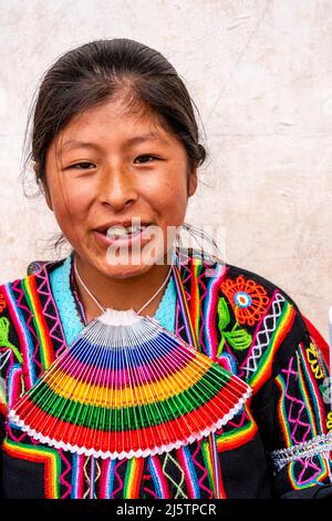 Eine junge Taquileno Frau in Tracht, Taquile Island, Titicacasee, Puno, Peru. Stockfoto