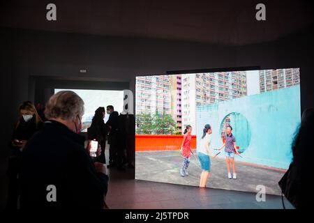 VENEDIG, ITALIEN - April 20: Blick auf die Videoinstallation des belgischen Künstlers Francis Alys, inspiriert von den Kinderspielen von Bruegel am 20. April 2022 Stockfoto