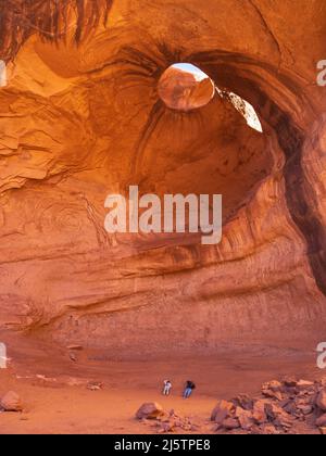 Big Hogan Arch, Monument Valley Tribal Park, Navajo Nation, Utah und Arizona. Stockfoto
