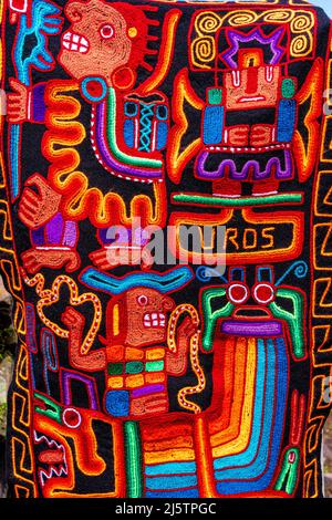 Handgefertigte Traditionelle Mustertextilien, Die Auf Den Schwimmenden Inseln Der Uros, Dem Titicacasee, Puno, Peru Hergestellt Werden. Stockfoto