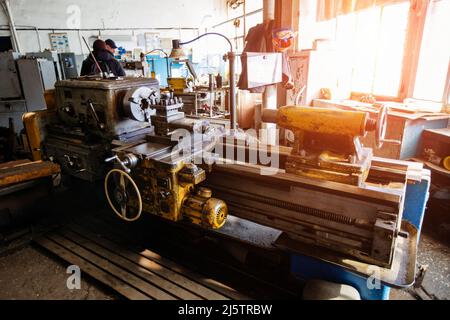 Drehmaschine in der Metallwerkstatt. Stockfoto