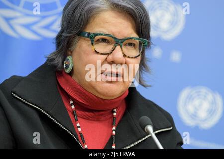 (220425) -- VEREINTE NATIONEN, 25. April 2022 (Xinhua) -- Roseanne Archibald, die nationale Leiterin der Assembly of First Nations, einer Organisation für indigene Rechte in Kanada, spricht bei einer Pressekonferenz, nachdem sie am 25. April 2022 an einer Sitzung des Ständigen Forums der Vereinten Nationen über indigene Fragen im UN-Hauptquartier in New York teilgenommen hatte. Der indigene Führer drängte am Montag auf UN-Ermittlungen wegen angeblichen Völkermordes durch die kanadische Regierung in "Wohnschulen" für indigene Kinder. (Manuel Elias/UN Photo/Handout via Xinhua) Stockfoto