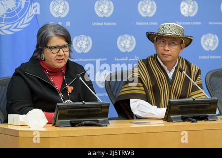 (220425) -- VEREINTE NATIONEN, 25. April 2022 (Xinhua) -- Roseanne Archibald (L), die nationale Leiterin der Versammlung der Ersten Nationen, einer Organisation für indigene Rechte in Kanada, spricht bei einer Pressekonferenz, nachdem sie am 25. April 2022 an einer Sitzung des Ständigen Forums der Vereinten Nationen über indigene Angelegenheiten im UN-Hauptquartier in New York teilgenommen hatte. Der indigene Führer drängte am Montag auf UN-Ermittlungen wegen angeblichen Völkermordes durch die kanadische Regierung in "Wohnschulen" für indigene Kinder. (Manuel Elias/UN Photo/Handout via Xinhua) Stockfoto