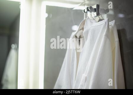 Bademantel, der aus der Nähe an der Wand hängt Stockfoto