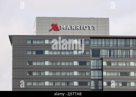 Tacoma, WA, USA - 23. April 2022; Marriott Hotel-Schild über der Tacoma-Lage Stockfoto