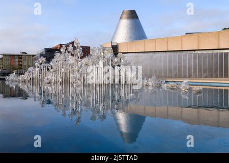 Tacoma, WA, USA - 23. April 2022; Fluent Steps Installation von Martin Blank im Tacoma Museum of Glass im Main Plaza Reflecting Pool Stockfoto