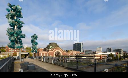 Tacoma, WA, USA - 23. April 2022; Glasbrücke mit Kunstwerken, die zur Union Station in Tacoma und dem Stadtzentrum führen Stockfoto