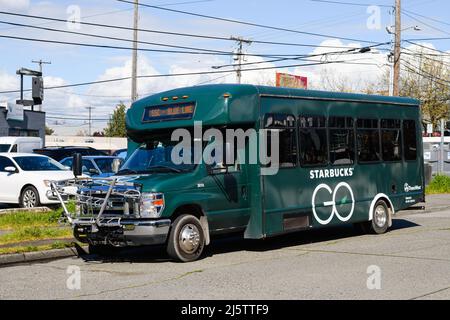 Seattle - 22. April 2022; TransWest-Shuttlebus in Starbucks Go Livery parkte in der Nähe der Zentrale des Kaffeeunternehmens in Seattle Stockfoto